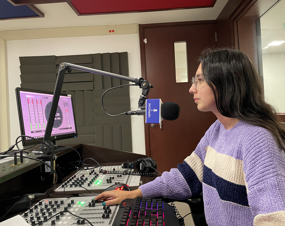 imagen frente a la consola de Jhoana Urquijo