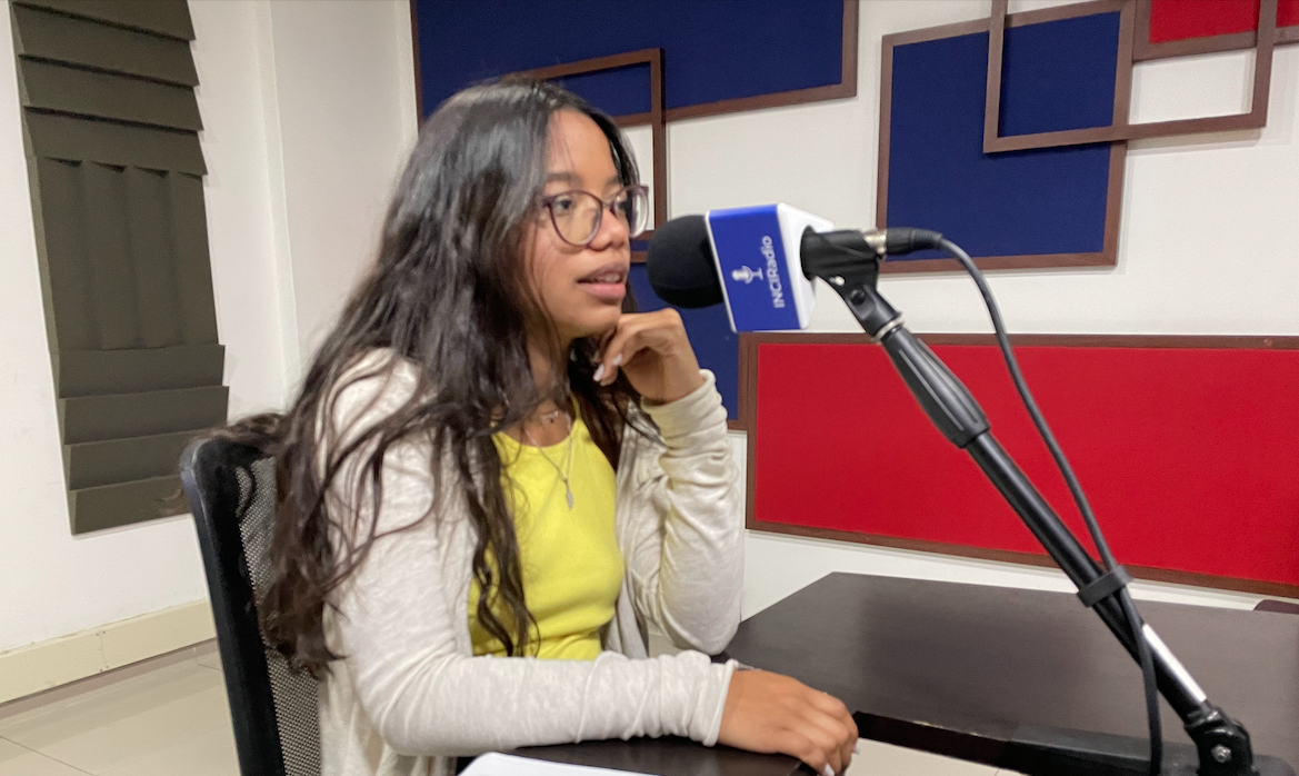 Imagen en la cabina de INCIRadio de Susana Orosco 