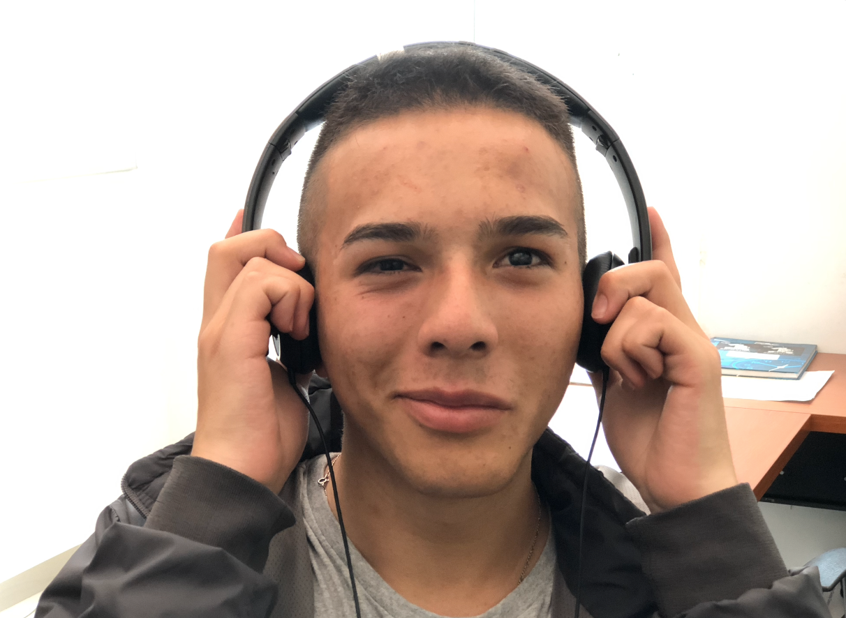 imagen camilo garnica sosteniendo unos audífonos en sus manos