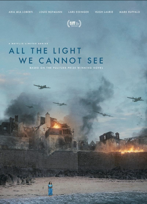 poster de la miniserie, unos aviones surcan los cielos sobre un pueblo destruido por la guerra, Aria Mia Loberti viste un vestido de color azul, ella esta sobre la arena, su bastón está a su mano derecha y la imagen cierra con el mar 