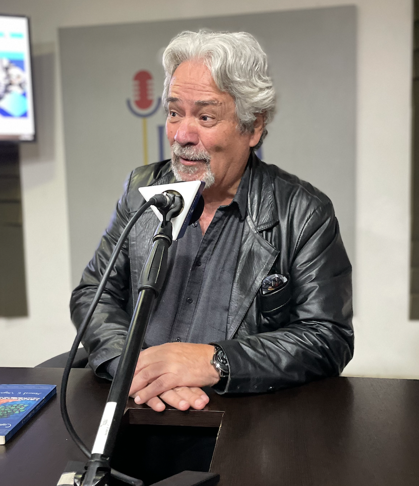 manuel frente a la mesa de trabajo reposa sus manos sobre la mesa de trabajo