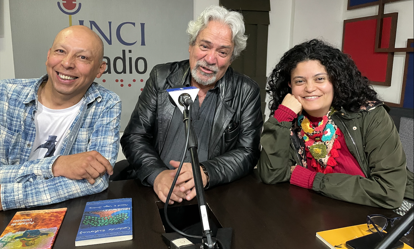 los tres sonríen para la foto