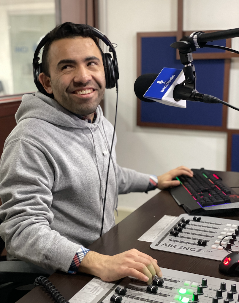 imagen frente a la consola Carlos Quintero sonríe