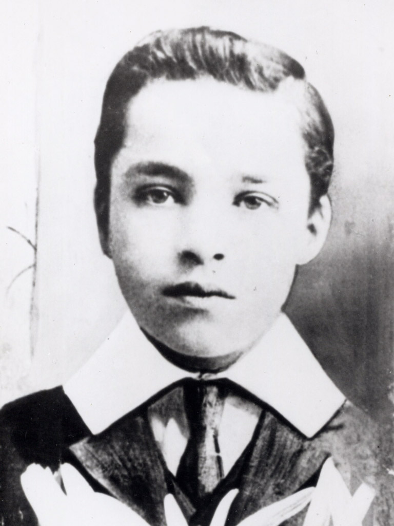 Un joven Charles Chaplin en blanco y negro 