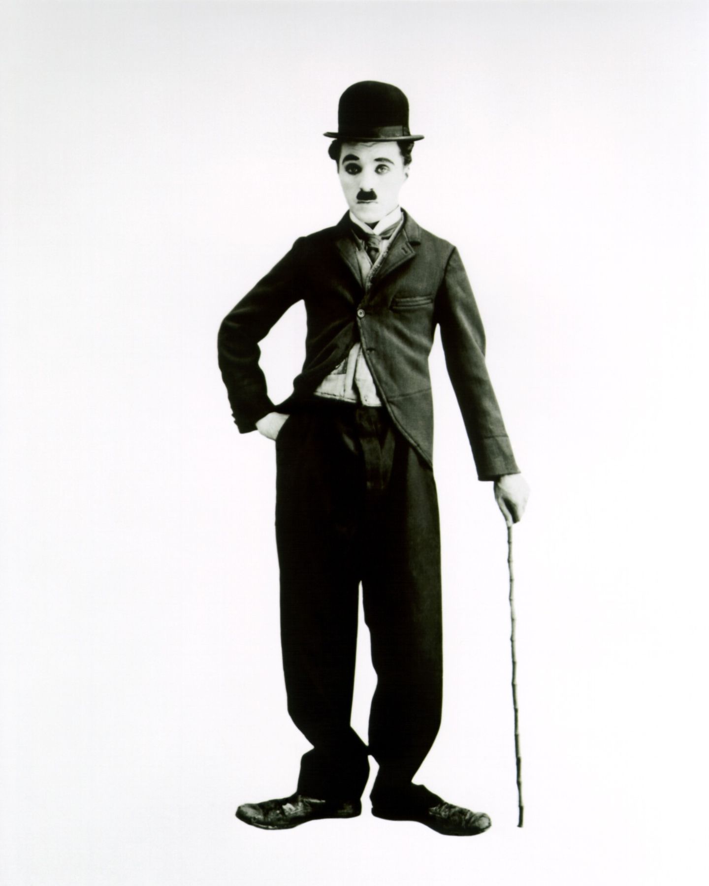 imagen cuerpo completo en blanco y negro  de Charles Chaplin sobre un fondo de color blanco
