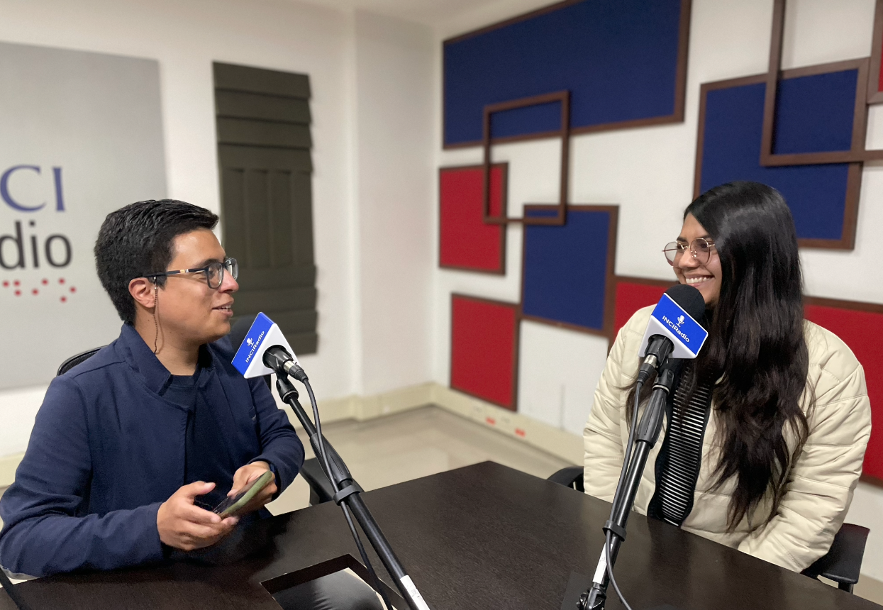 Imagen del programa Punto RPM Daniel cortes sonríe frente a una invitada en la cabina de INCIRadio