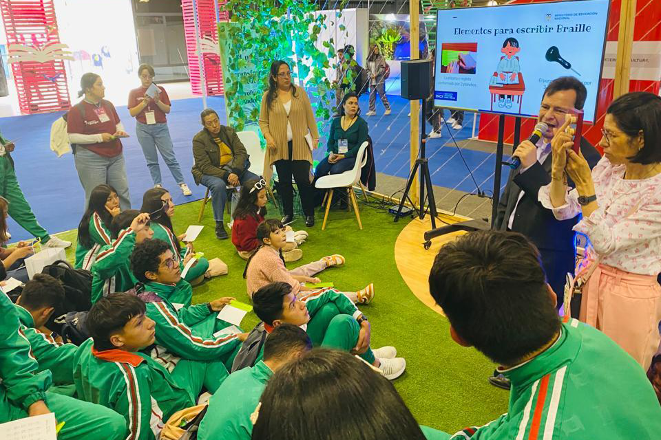 El INCI interactuando en actividades lúdicas y pedagógicas con estudiantes de colegio en la FILBO 2023