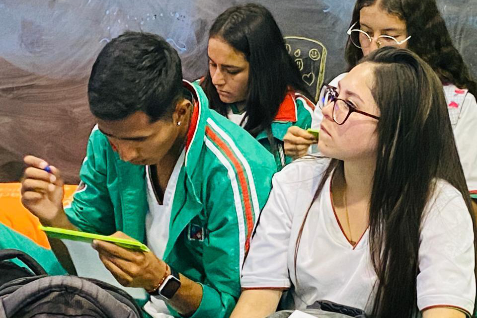 Estudiantes en el satnd del INCI-FILBO 2023