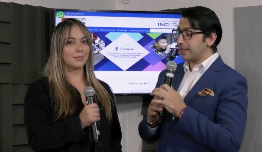 Adriana y Juan Esteban en la cabina de INCIRadio en una grabación del video podcast