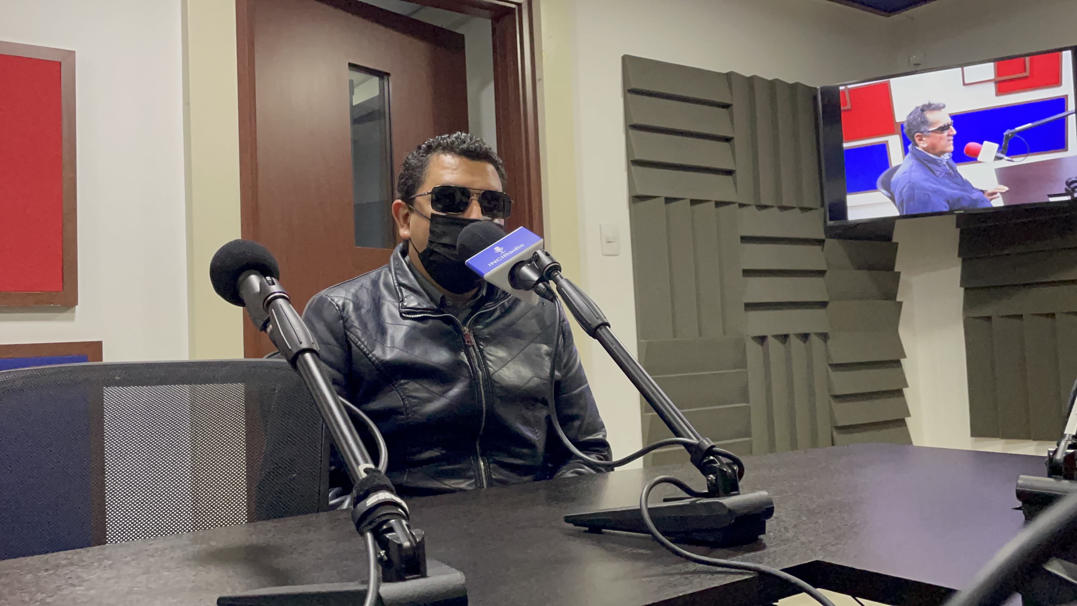 alejandro pabón imagen en la cabina de INCIRadio, 
