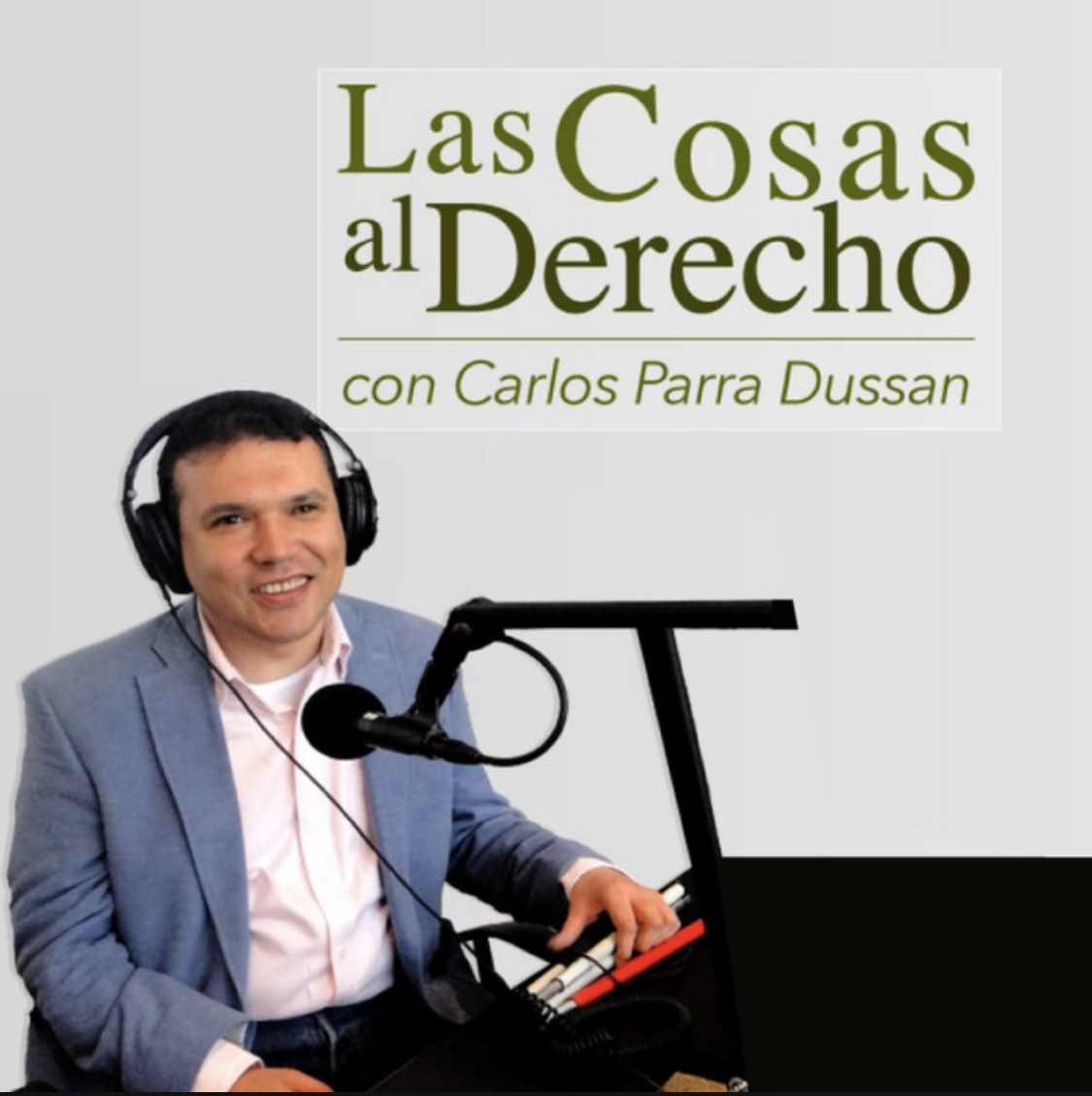 imagen promocional del programa las cosas al derecho, en la foto aparece sonriendo y en la cabina de Radio el Director Carlos Parra Dussan, realizando su programa