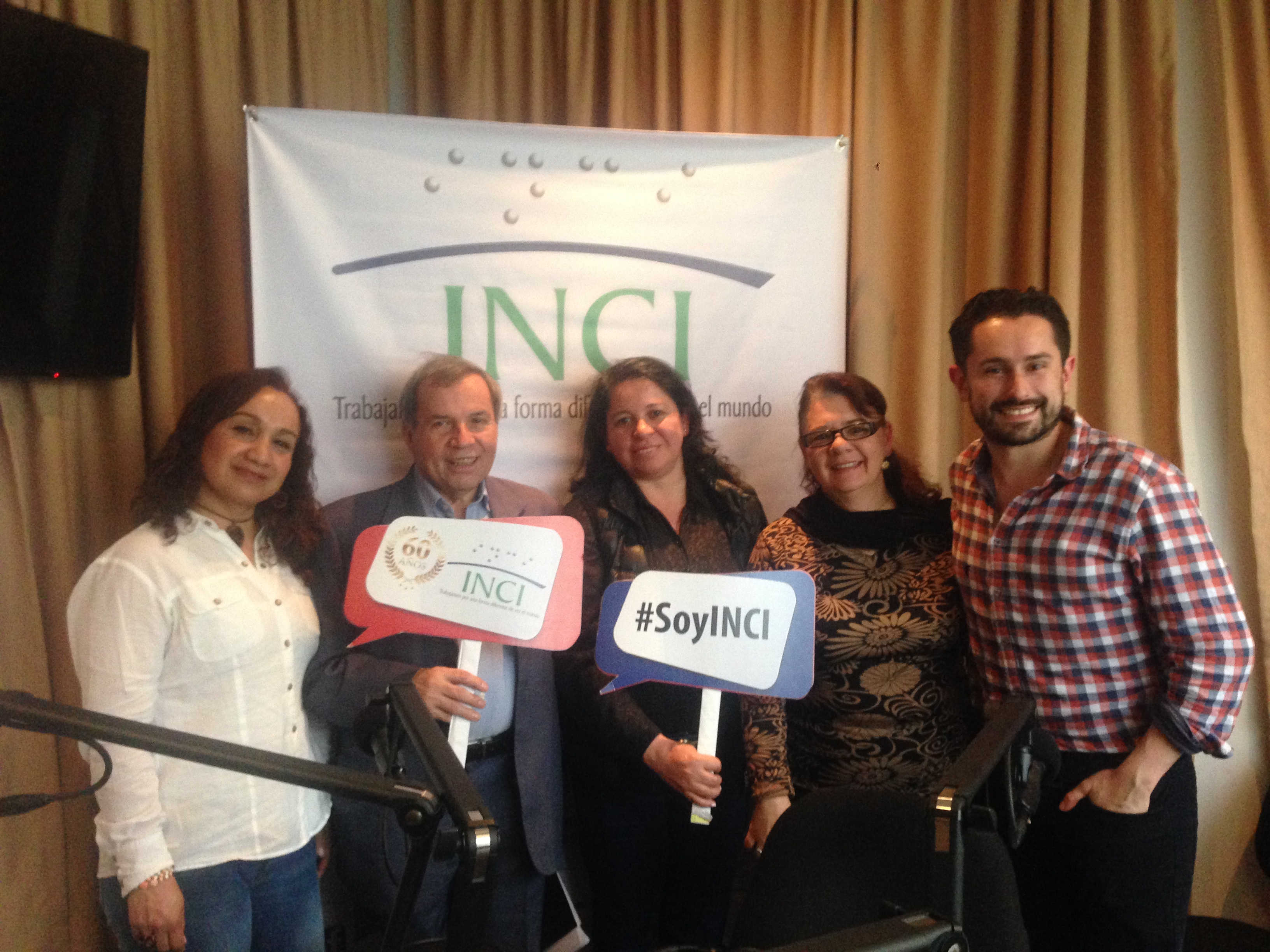 primera cabina de inciradio se ven unas cortinas grandes frente a estas están miembros de café cultural Claudia Valdés, henry laguado esperanza verdugo Patricia Montoya  y henry Díaz 