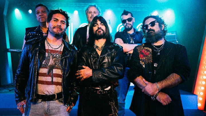 Juanes viste una chamarra de cuero junto a sus compañeros de banda