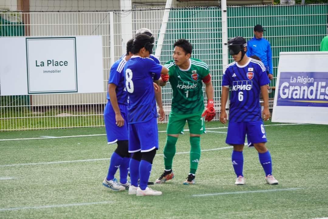 el equipo japones reunido preparando una jugada el arquero da las indicaciones 