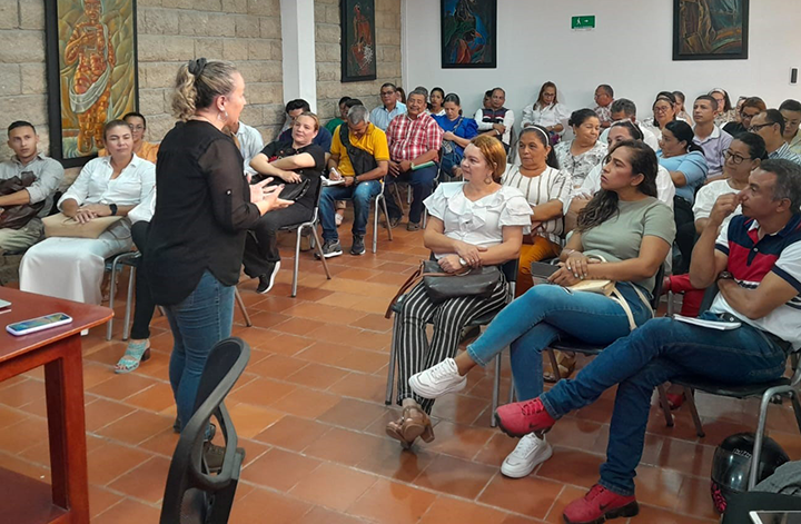 la funcionaria Jenny Alexandra Celis León brindando asistencia técnica a docente del departamento del Sucre.