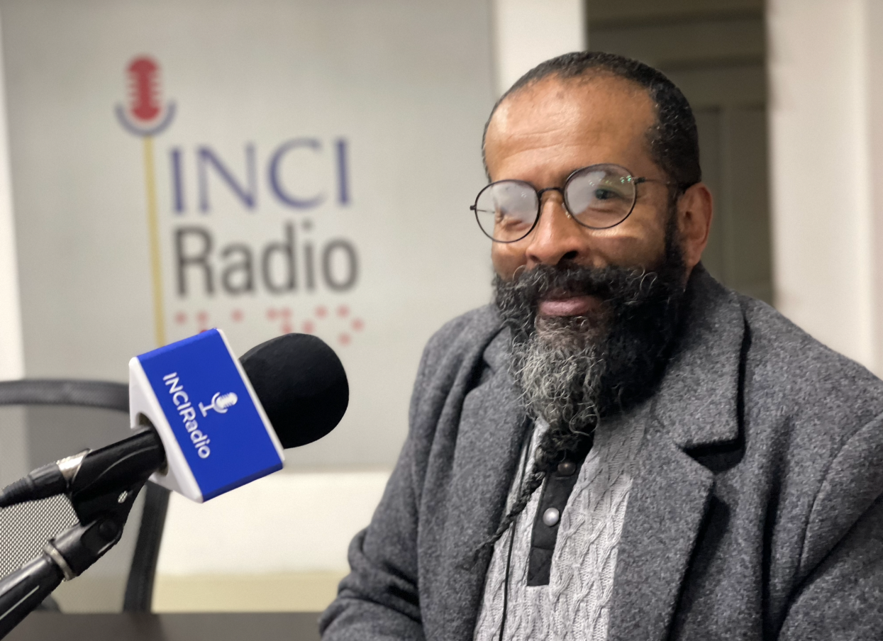 Imagen de Luis Ignacio maya frente al micrófono grabando el programa bitácora