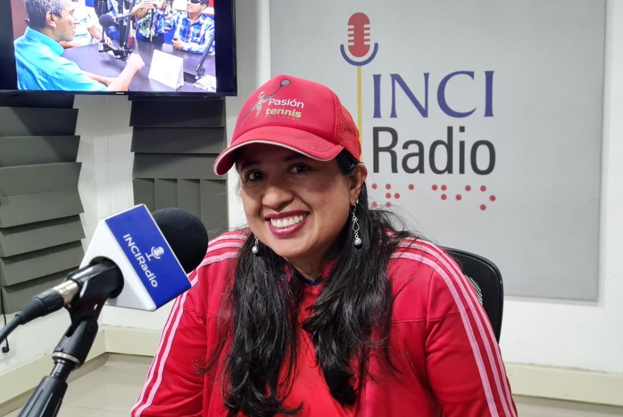 imagen de natalia benavides en la cabina de inciradio