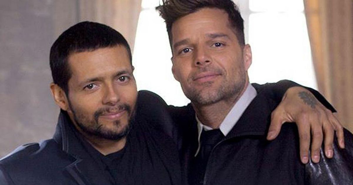 robi draco rosa y Ricky Martin sonríen sutilmente, Draco tiene su brazo encima de Ricky martín 
