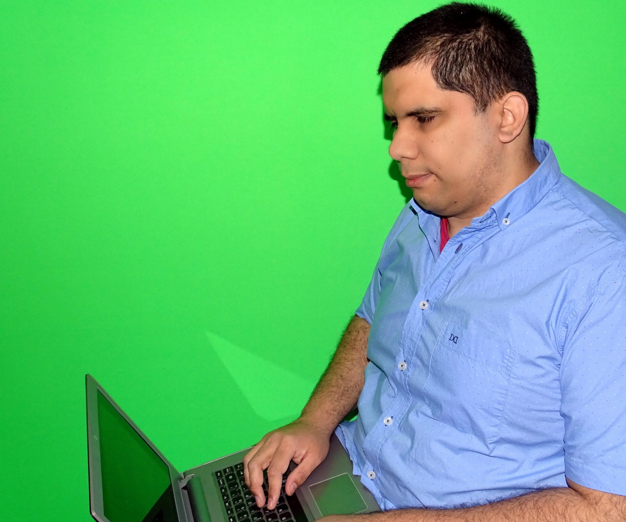 Imagen de Miguel Barraza él está frente a su ordenador