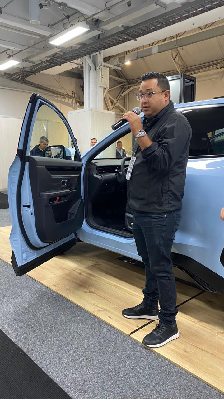 Master Class del equipo Jetour Dashing, el vocero oficial sostiene un micrófono 