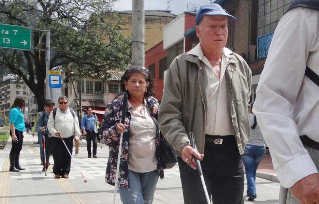 varias personas con sus bastones caminan por la calle