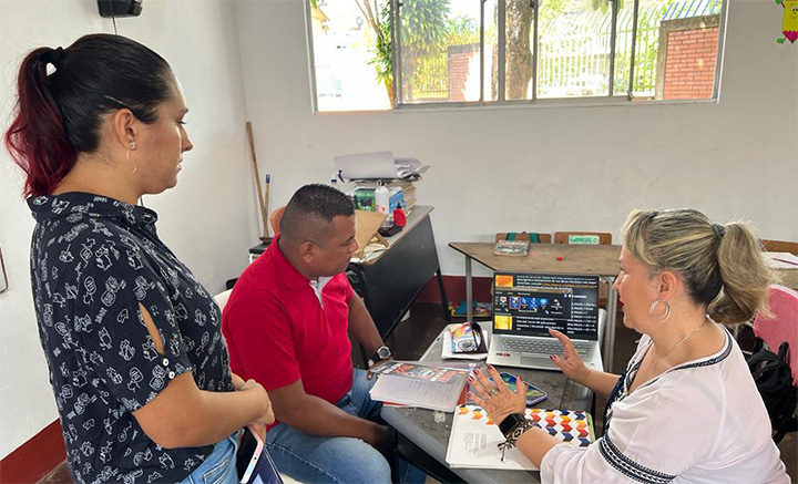la funcionaria Jenny Alexandra Celis León brindando asistencia técnica a docente del departamento del Guianía