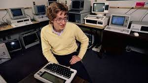 imagen de bill gates joven frente a computadores