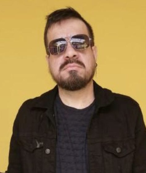 sobre un  fondo amarillo aparece el doc braulio mogollon