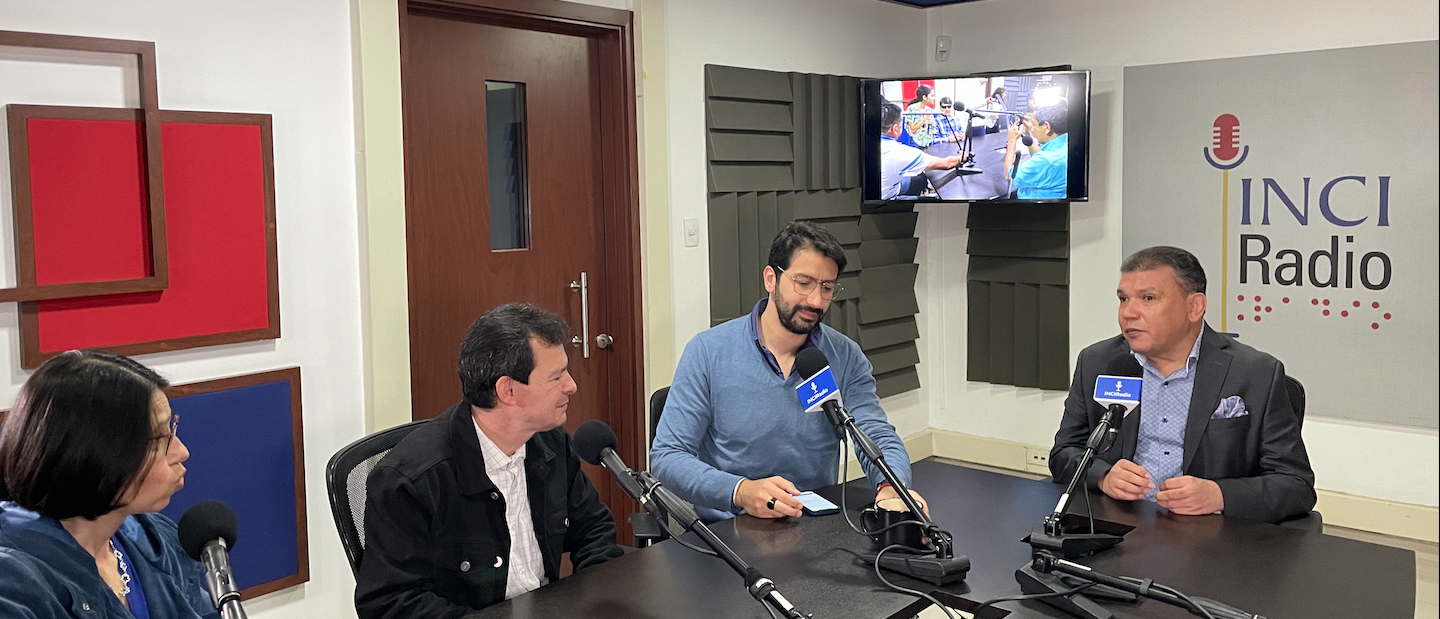 imagen cabina INCIradio en la foto está de izquierda a derecha Gloria Peña, el subdirector Pedro Andrade, Juan Esteban Gómez y el Director Carlos Parra 