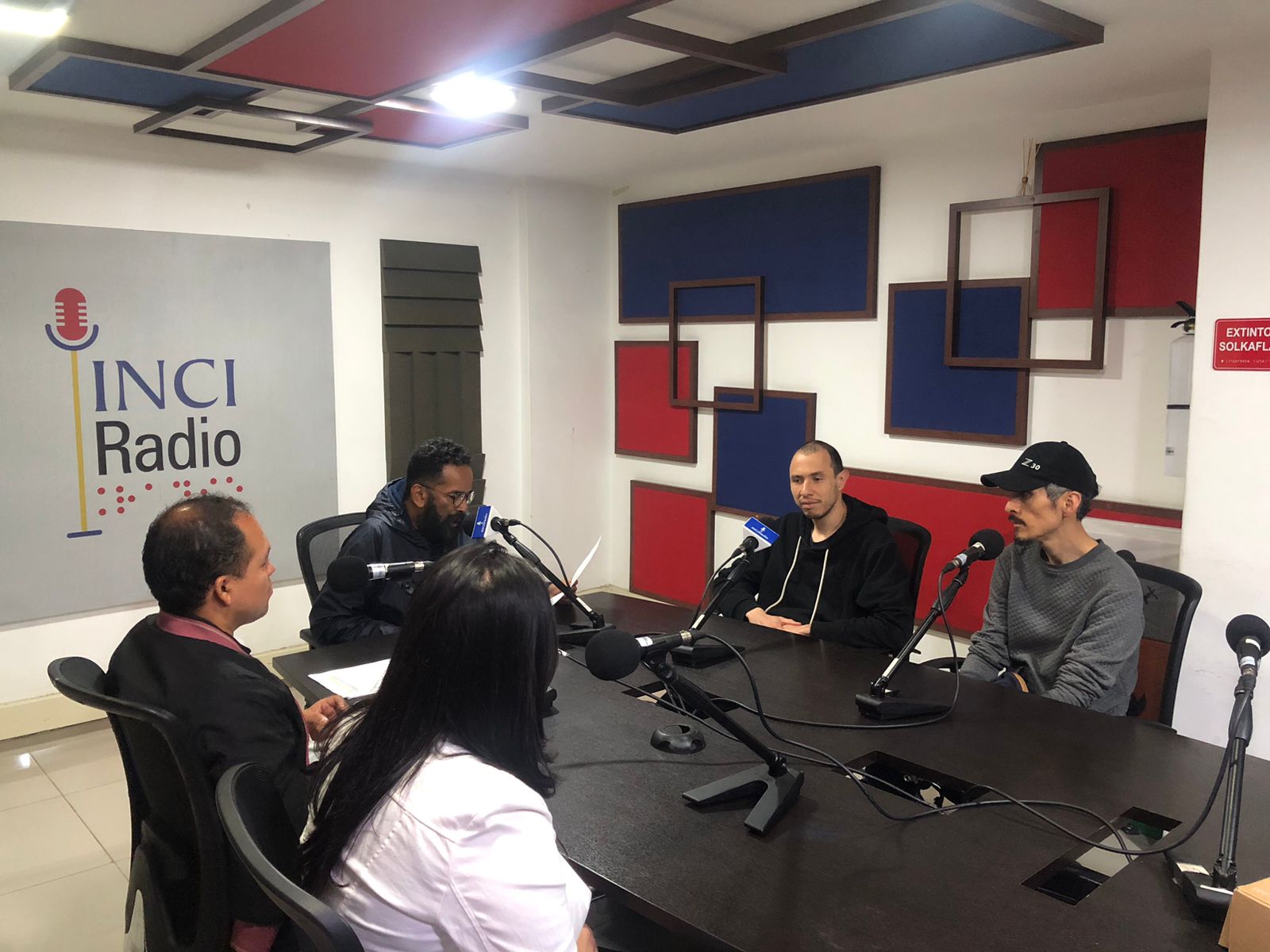 Fabián Tapias, Aduar Salas y Rafael Parga, junto a Ignacio Maya y la psicóloga de la liga Colombiana de Autismo Ángela Daniela Zabaleta.