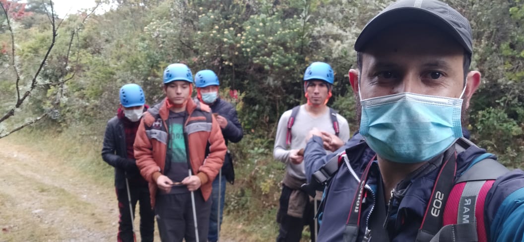 selfie  de Jimmy de fondo se ve a varias personas con discapacidad visual