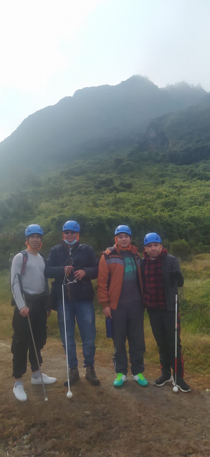 imagen senderismo de camilo, carlos haciendo senderismo, ellos posan para la foto sonriendo