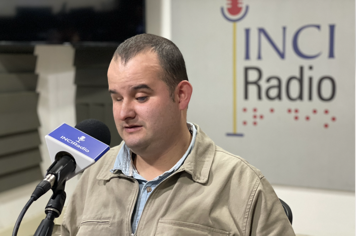 imagen Sergio frente al micrófono grabando letras a ciegas