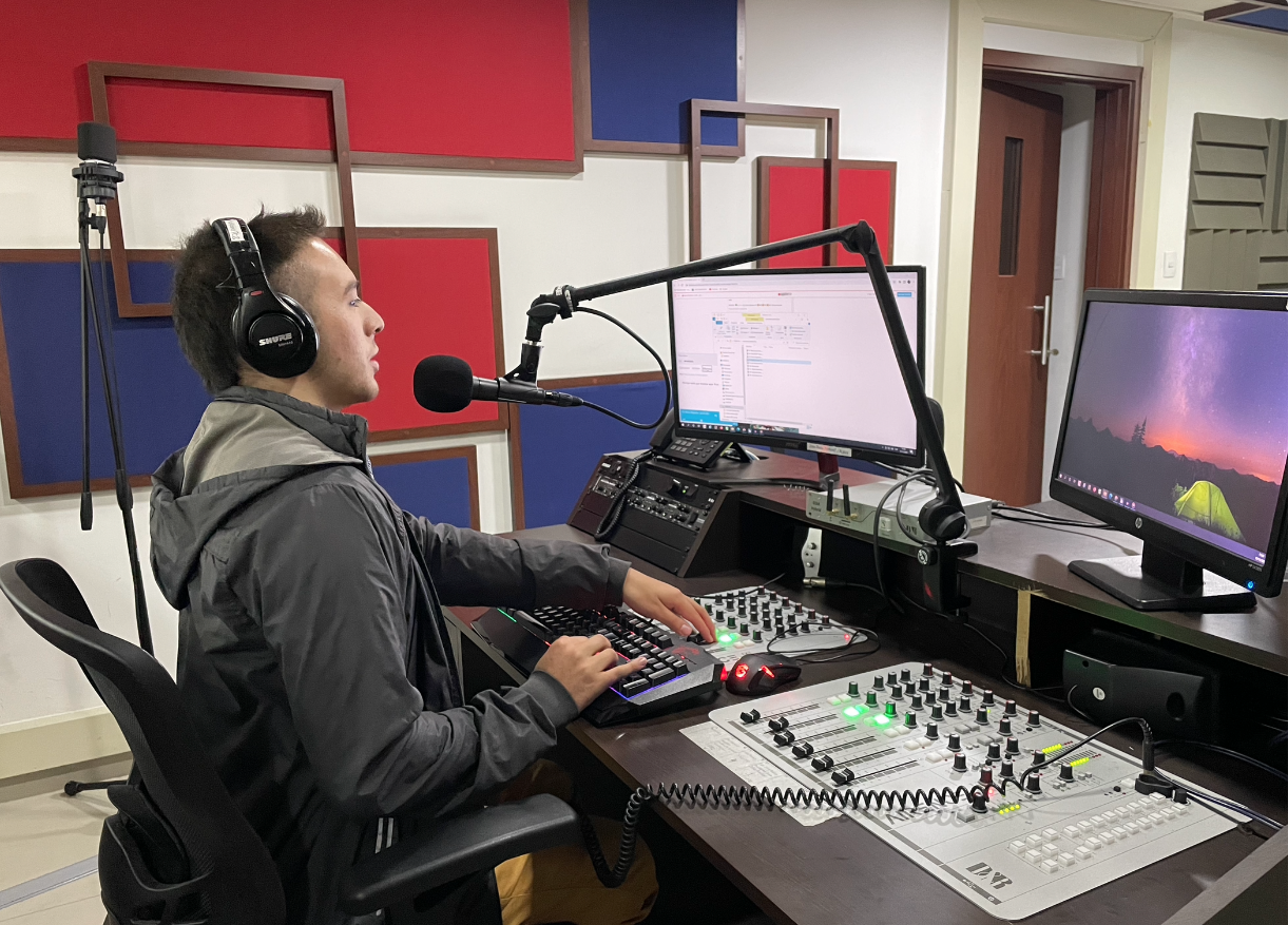 imagen Camilo Garnica operando la consola y grabando el programa Tribuna INCI