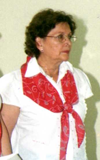 Imagen Beatriz de Cancelado ella viste una blusa color blanco, usa lentes de aumento y mira hacia la derecha