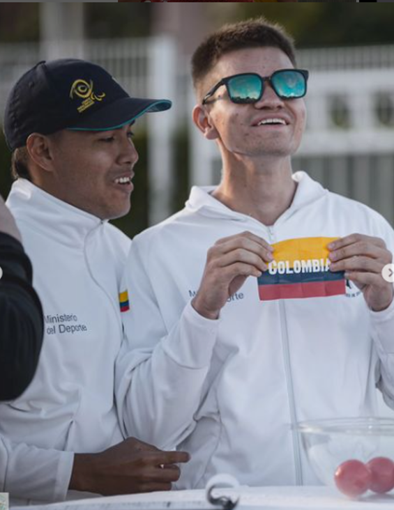 dos jugadores de colombia sostienen la bandera de colombia, sonríen