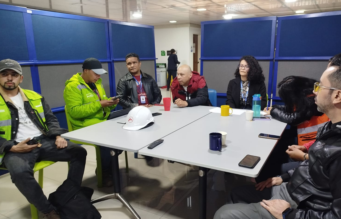 Taller “Cómo interactuar con personas con discapacidad visual”, llevado a cabo en el INCI, y dirigido a funcionarios de la Primera Línea del Metro de Bogotá.