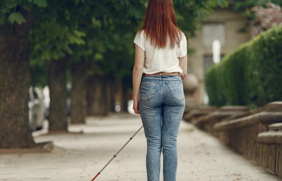 imagen de mujer con discapacidad visual