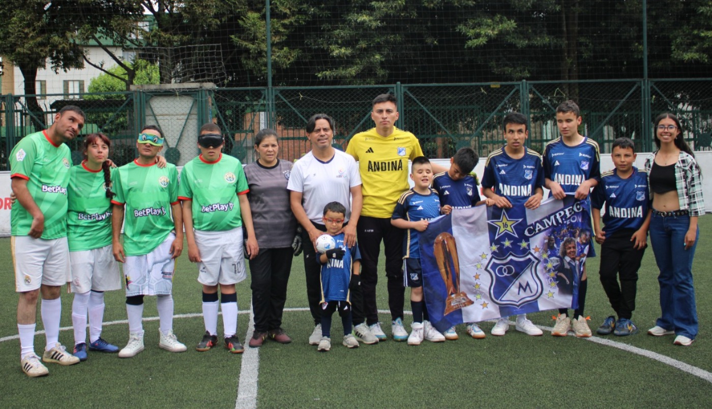 varios niños con uniforme de millonarios están en la cancha previo a un partido