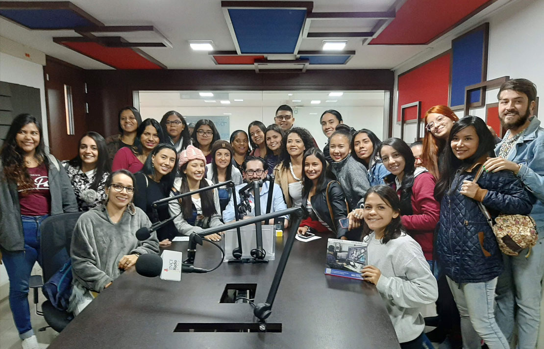 Fotografía, Estudiantes visitando la cabina de INCI Radio
