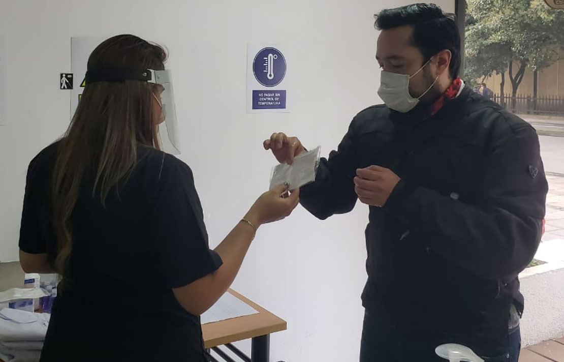 Fotografía, Entrega de material de prevención, Tapabocas, Gel antibacterial