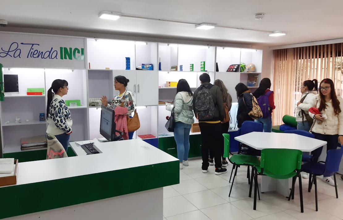 Fotografía, Estudiantes visitando la Tienda INCI