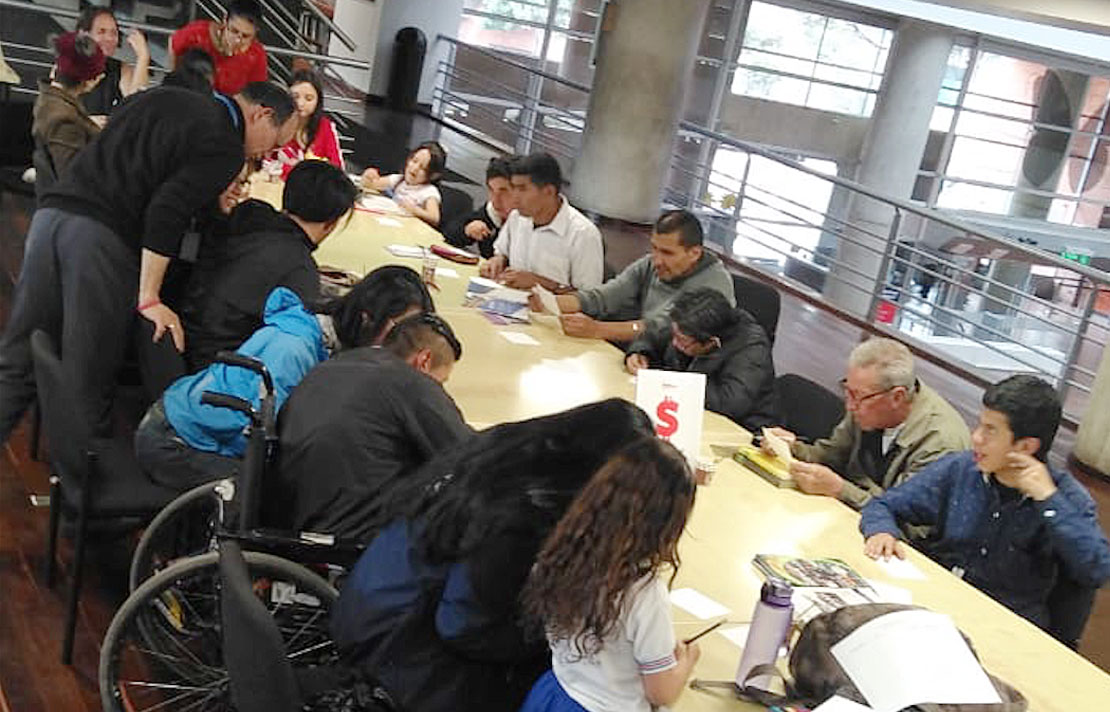 Asistentes al taller de braille para personas sordas