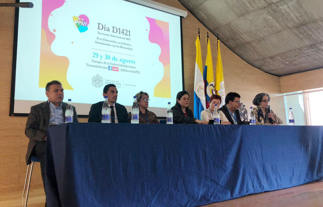 Mesa del evento, con los ponentes