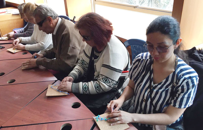Fotografía, personas con discapacidad visual en la actividad del planetario