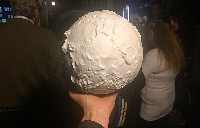 Fotografía, modelo en relieve de la Luna