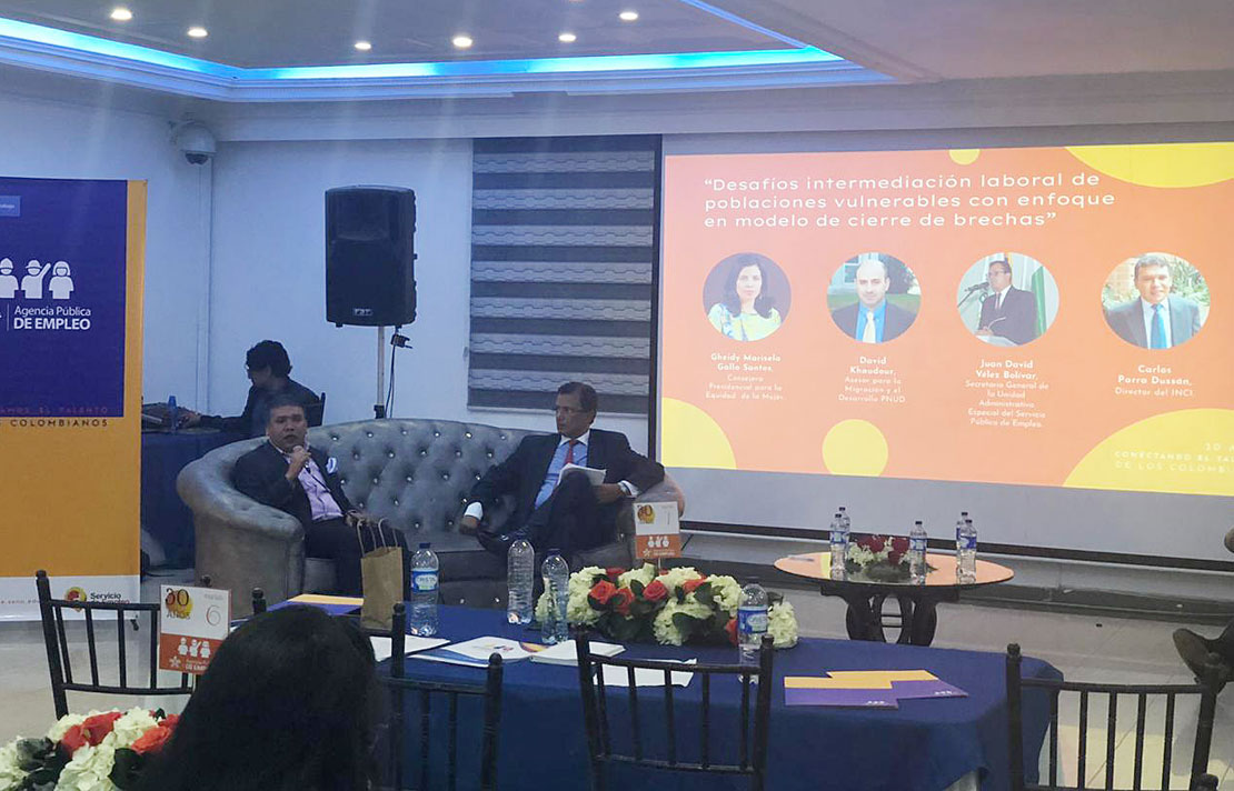 Mesa principal del evento con Carlos Parra Dussan