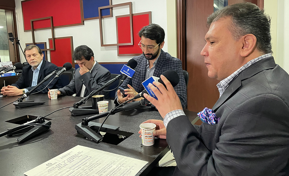 Fotografía - Doctor Carlos Parra Dussan Director general del INCI, Pedro Andrade sub genera del Instituto, Gustavo Pulido Coordinador del equipo de imprenta Y Juan Esteban Gómez Jefe Equipo Comunicaciones INCI