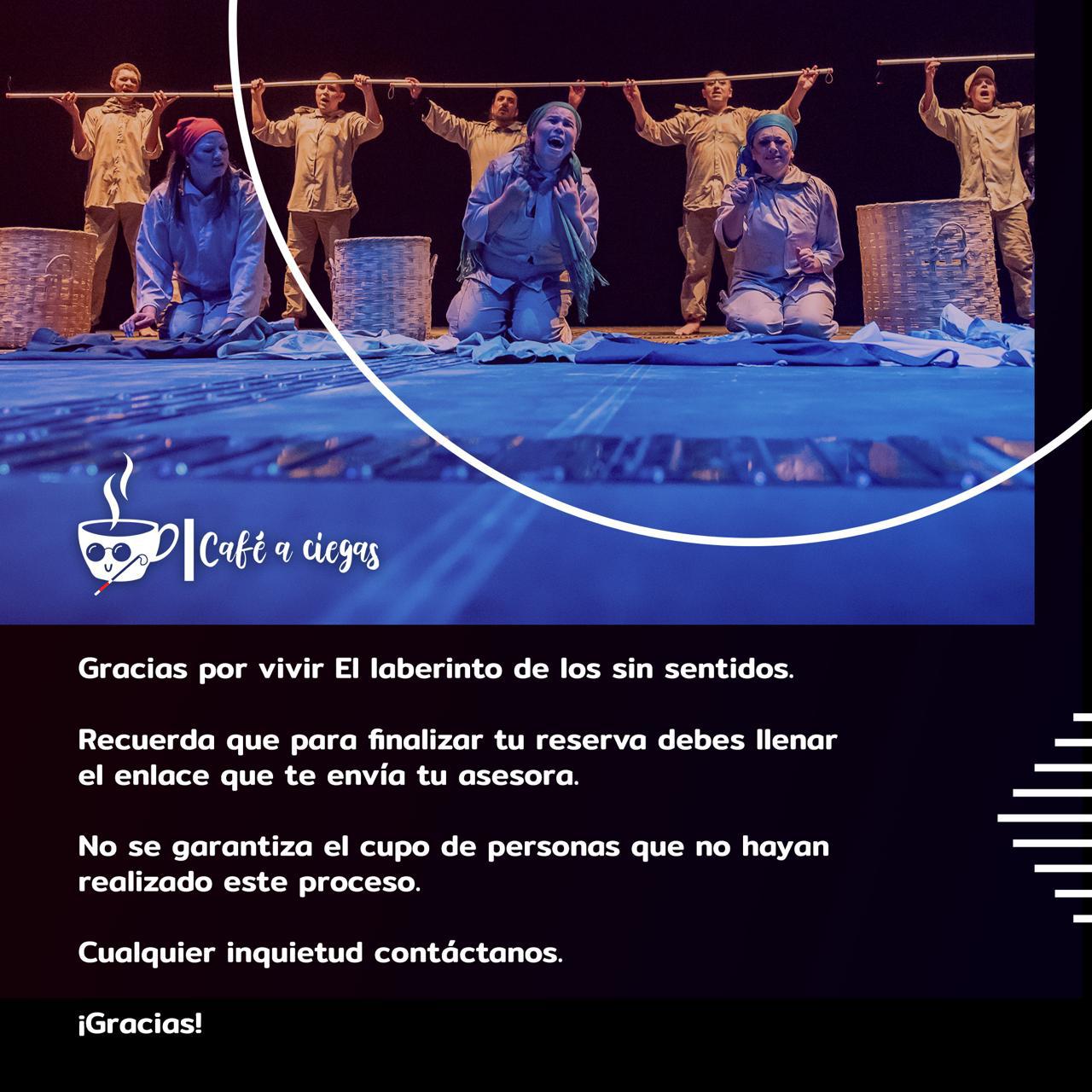 sobre un fondo azul oscuro en la parte superior hay una imagen que resalta el color azul celeste en el piso que tiene baldosas podotactiles hay cinco hombres de pie que los ilumina una luz día ellos sostienen un bastón en sus manos que se conecta con todos, en primer plano están tres mujeres arrodilladas con cara de angustia 