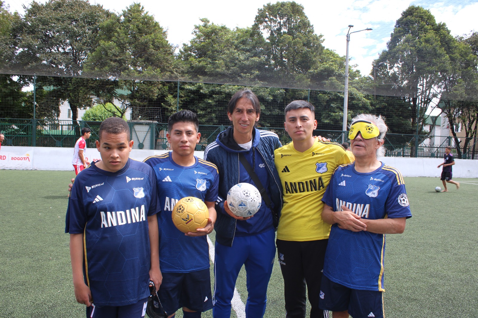 rafale robayo está junto a varios seguidores de millonarios